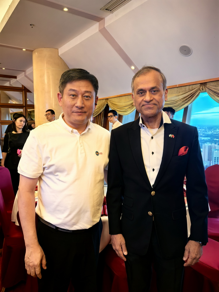 （6）江楠与联合国驻华协调员常启德先生合影 - 副本.jpg