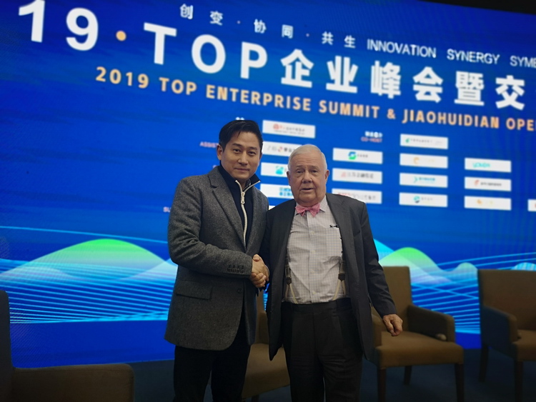 （8）2019年，江楠与国际著名投资人、金融家吉姆·罗杰斯合影 - 副本.jpg